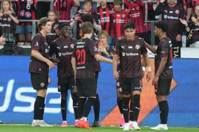 FCM-spillerne jubler efter scoringen til 2-0, som 19-årige Sofus Johannesen sendte i netmaskerne.