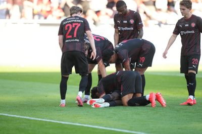 FCM-spillerne fejrer Franculinos scoring til 1-0 på straffespark i første halvleg.