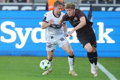 Sofus Johannesen stryger forbi sin direkte modstander, Darragh Power, og sætter kurs fremad. Det er sådan, den 19-årige midtbanekreatør er bedst.