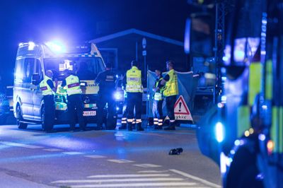 Politi og redning er til stede på Islevhusvej i Brønshøj i forbindelse med et alvorligt færdselsuheld torsdag aften. En 16-årig dreng mistede livet.