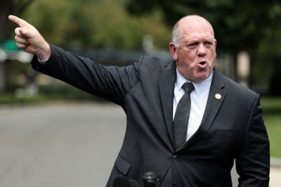 Billede fra sidste måned viser USA's grænsechef, Tom Homan, tale til journalister ved Det Hvide Hus i Washington D.C. Ifølge ham vil der gå »et stykke tid«, før stødhandsker bliver taget i brug af ICE-betjente.