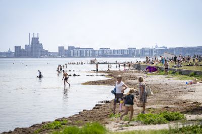Fredag bliver en solrig sommerdag med temperaturer op mod 32 grader. I løbet af weekenden tager temperaturerne et dyk, ligesom skyer skal ind over landet.