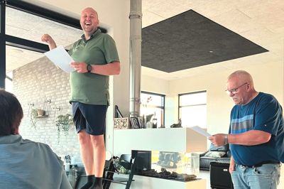 Søren Rocatis Kirkeby (tv) og Arne Pedersen øver replikker forud for deres 10-års jubilæumsrevy.