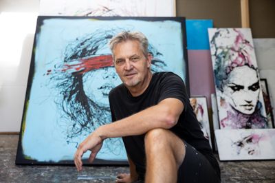 Kunstneren Ole Hedeager i en afslappet stund hjemme i atelieret i Klovborg. Han sidder foran en samling af sine nyeste værker.