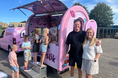 Michelle Salling og Lasse Salling er to af de tre indehavere af Slikbilen. Brormand Mikkel Salling var fraværende, da billedet blev taget. De tre indehaver er tidligere elever på Kildebakkeskolen og fredag var de tilbage i anledning af skolens 40-årsjubilæum.