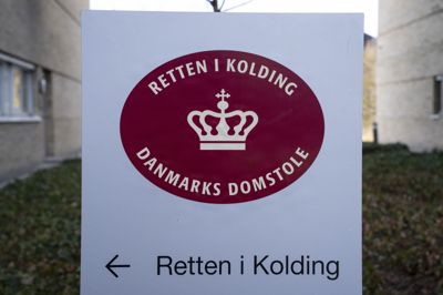 Et nævningeting ved Retten i Kolding har fredag indledt sagen mod en 47-årig mand, der anklages for at have dræbt sin spastisk lammede samlever.