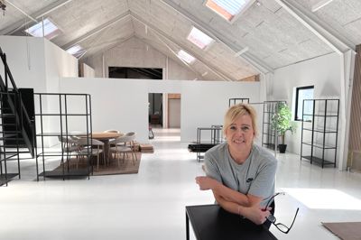 Charlotte Thoft Pedersen er i gang med at indrette sit nye domæne til lager og showroom for sin virksomhed, CT Profil & Gaver, der sælger firmagaver, merchandise og profiltøj.