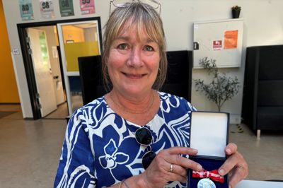 Når Jette Stampe Wulff skal til København for at takke kongen for fortjenstmedaljen, skal hun have nogle af sine elever med til hovedstaden. Hun har nemlig takket nej til at modtage gratiale og få en jubilæumsreception af kommunen mod i stedet at få en bustur sammen med sine elever.