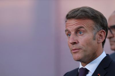Frankrigs præsident, Emmanuel Macron, har bedt om et nyt udkast til en lov om forbud mod sociale medier for børn under 15 år.