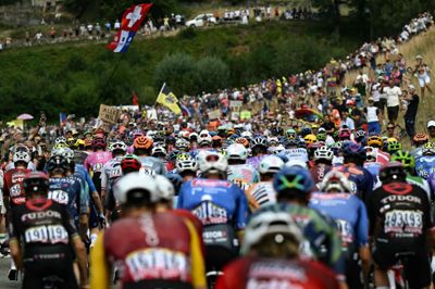 International cykling har mistet en af sine unge ryttere. 19-årige Finley Tarling er død efter et styrt på 8. etape af Volta a Portugal.