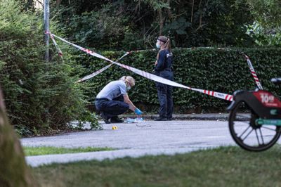Midt- og Vestsjællands Politi arbejder fredag aften ved Louisevej i Roskilde, hvor en 16-årige dreng er blevet stukket med kniv.