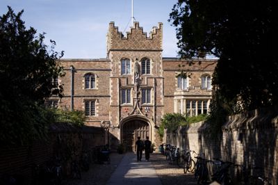 Jason Arday blev ansat på Cambridge i 2023 som den yngste sorte professor i universitetets historie. Han trak sig fra sin stilling efter flere anklager om plagiat.