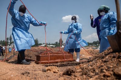 Der er behov for at fordoble antallet af de hold, der sørger for sikre og værdige begravelser af de personer, der er døde af ebola, vurderer FN's humanitære chef, Tom Fletcher.