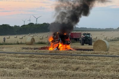 Sådan så en af gårsdagens naturbrande ud. Branden er fotograferet på en mark - set fra motortrafikvejen mellem Herning og Vildbjerg.