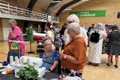 Der blev talt om syning, stof og mønstre i alle afskygninger på førstedagen af syfestivalen i Spjald Fritidscenter. Indehaveren af Bolettes Stofbutik i Grønbjerg - Bolette Pedersen - står bag syfestivalen.
