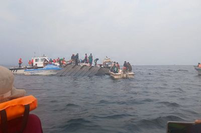Redningsarbejdere og lokale bådfirmaer ses her under rednings- og eftersøgningsoperation i søen Kariba i Zimbabwe tidligere på ugen.
