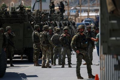 Spansk militær står ved grænsen til Ceuta lørdag, hvor både Spanien og Marokko har øget sikkerheden.