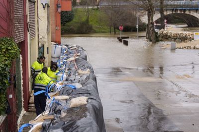 Landsbyen Manzanedo de Valdueza i det nordlige Spanien blev lørdag ramt af oversvømmelser på grund af voldsom regn. To kvinder mistede livet. Her ses oversvømmelser i februar i Viana de Cega, der også ligger i Nordspanien.