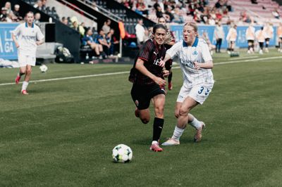 Ida-Sofie Rathe, der begyndte sin fodboldkarriere i Snejbjerg, blev før kampen mod Kolding hyldet for 50 kampe i FC Midtjylland. Her forsøger hun at komme uden om Koldings Asta Kynde.