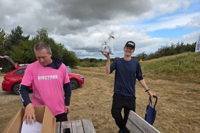 Her får Lukas Kvistgaard fra Vildbjerg overrakt sin pokal for at være den bedste spiller i amatørrækkerne. Men en regel om, at amatørspillere ikke må have modtaget pengepræmier, gør at han må overlade selve danmarksmesterskabet til Emil Christensen fra Skive.