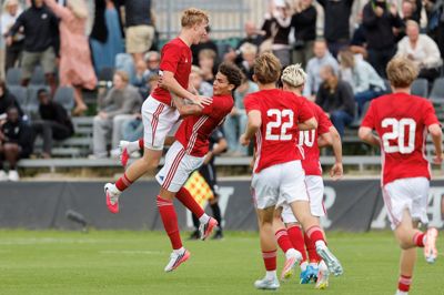 U19-spillerne jubler med Kevin Kofi Bakke Møller (nummer to fra venstre), der scorede sejrsmålet i overtiden.