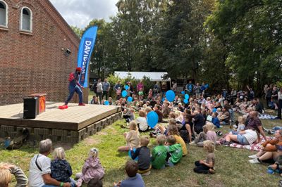 Jon G. Lør jonglerede med alt fra ild til knive. Han lavede en stor fest for børnene - og de voksne.