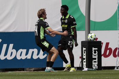 Yamirou Ouorou (th.) leverede mål og assist, da Horsens slog OB 2-1.