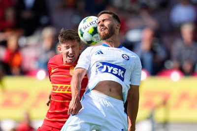Younes Bakiz, der her ses i en hovedstødsduel med Mark Brink, fik muligheden for at bringe gæsterne foran, men det løb ud i sandet for den indskiftede offensivspiller.
