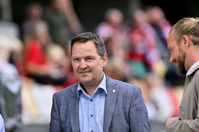 Sportschef Jesper Stüker var med i Farum. Her kunne han se, at SIF havde afbud fra fire midterforsvarere. Pedro Ganchas måtte melde fra kort før kampstart, mens William Møller var ramt af sygdom. Alexander Busch og Pontus Rödin er langtidskadede.