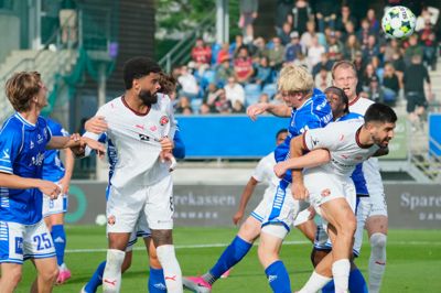 FCM-debutanten Magnus Jensen (bagest til højre) følger holdkammeraterne Philip Billing og Martin Erlic under af de mange dueller i søndagens Superligakamp mod Lyngby.
