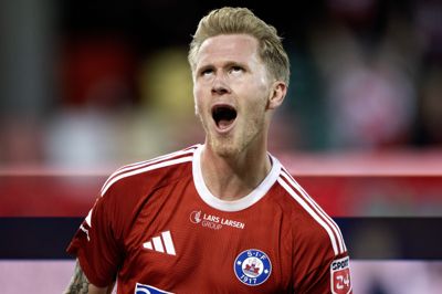 Tonni Adamsen, der tidligere har spillet i Silkeborg, scorede fire mål i østrigsk fodbold søndag aften.
