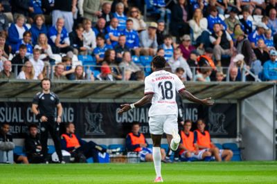 Stanley Iheanacho jubler løbende mod FCM-bænken efter sin smukke scoring mod Lyngby. Det var den 21-årige nigerianers anden træffer i løbet af blot fire dage.