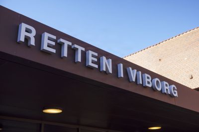 Retten i Viborg indleder mandag en nævningesag mod 31-årig kvinde, som er anklaget for i december 2024 at have dræbt en 42-årig sexarbejder.
