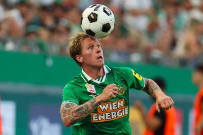 Tonni Adamsen viste skræmmende styrke for Rapid Wien, der strøg til tops i den østrigske liga med storsejren over Grazer. Adamsen og co. har har vundet de tre første kampe og ligger side om side med Lask Linz, der også har maksimumpoint.