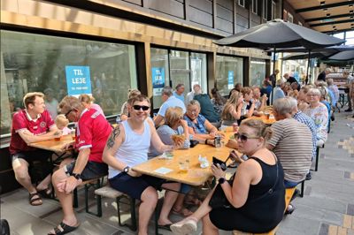 Overalt i hele Strøgcentret sad folk på de opstillede borde-bænke-sæt eller ved nogle af Strøgcentrets egne opholdssteder og nød street food.