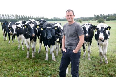Preben Madsen leverer som den eneste landmand i Danmark mælk til Arla Unikas friskvareserie. På gården i Vildbjerg driver den 45-årige landmand et økologisk landbrug med 260 sortbrogede køer.