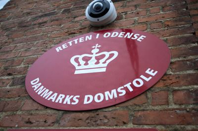En yngre mand er mandag i Retten i Odense blevet idømt 12 års fængsel for våbenbesiddelse og for at have faciliteret indsmugling af hash og kokain. Han har modtaget dommen.