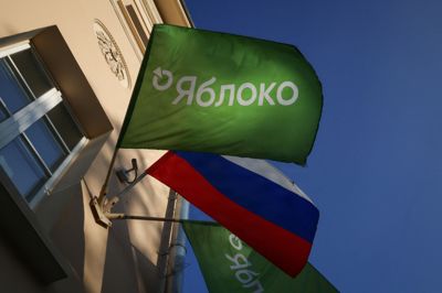 Ruslands højesteret udelukkede for nylig partiet Jabloko, hvis flag her ses ved partihovedkvartet, fra at stille op til landets parlamentsvalg i september.