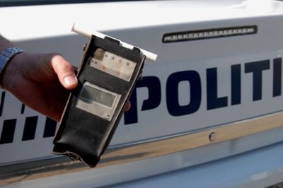 En 21-årig bilist var påvirket af alkohol, da han smadrede både skilte og et helleanlæg i Ikast.