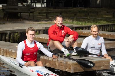 Thorbjørn Borup-Rask (t.v.) er blevet gift og hedder derfor ikke længere kun Rask til efternavn. Han og Mads Brandt Pedersen (t.h.) er en af mange landsholdsroere fra Silkeborg Kajakklub. I midten sidder klubbens cheftræner Jonas Saelens.