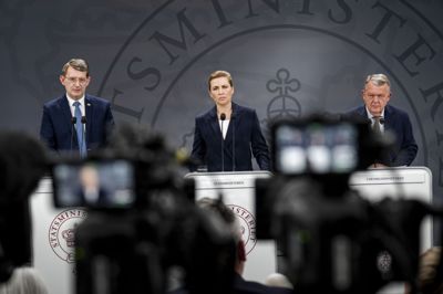 Når SVM-regeringen holdt pressemøde, var danskerne vant til at se trioen Troels Lund Poulsen (V), Mette Frederiksen (S) og Lars Løkke Rasmussen (M). Nu er førstnævnte skiftet ud med lederne fra SF og De Radikale.