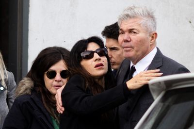 Dalma og Gianinna Maradona, som er døtre af den afdøde argentinske fodboldlegende Diego Maradona, ses på billede fra maj sige farvel til advokat Fernando Burlando efter et retsmøde i San Isidro i udkanten af Buenos Aires. Også tirsdag var der retsmøde i sagen, hvor nyrespecialist fortalte om advarselssignaler.