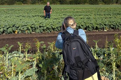 Mediehusets fotograf Malene Korsgaard i færd med at fotografere Axel Månsson. I denne uge fejrer virksomheden sin 50-års jubilæum. Selv fyldte han 70 år tidligere på året.