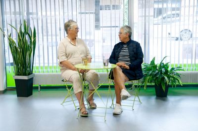 Linda Klarskov (t.v.) og Birgit Jeppesen håber, at der sidder nogle bedsteforældre derude, som vil komme ned forbi, hvis man genkender nogle af de samme følelser. Gruppen mødes hver anden uge.