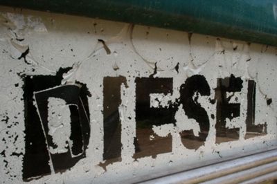 En eller flere ukendte gerningspersoner har stjålet både diesel og kabler fra en byggeplads i Brande.