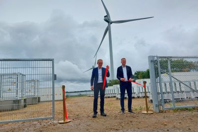 Kristian Jensen, direktør for Green Energy Denmark, klippede snoren til det nye batterianlæg ved Solcellepark Kroghøj. Til højre er det Kristian Gautesen, direktør for det norske energiselskab Endra, der har købt 70 procent af energiparken nord for Vildbjerg.