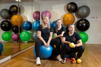 <p class="">Louise Rønbøg, til venstre, Mia Søberg og Rikke Stokholm går fra kolleger til kompagnoner i klinikken - Fysioterapeuterne Nygade. </p>