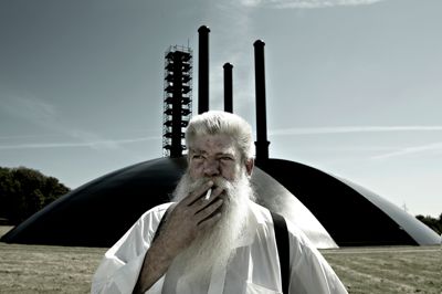 Ingvar Cronhammar, der døde i 2021, foran sit kæmpe værk i Birk.