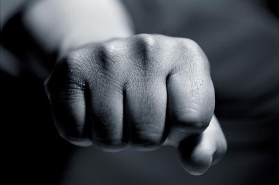 Politiet måtte anholde to voldelige branditter fredag nat.