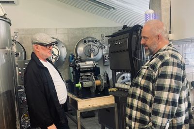 Brygmester Erik Borg fra Borgs Bryghus viser Herning Ølfestivals konsulent Jan Bræmer rundt på sit bryggeri i Studsgård fourd for næste års lokale ølfestival.